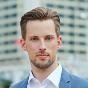 businessman look at camera e1687404178260 akademi kakao